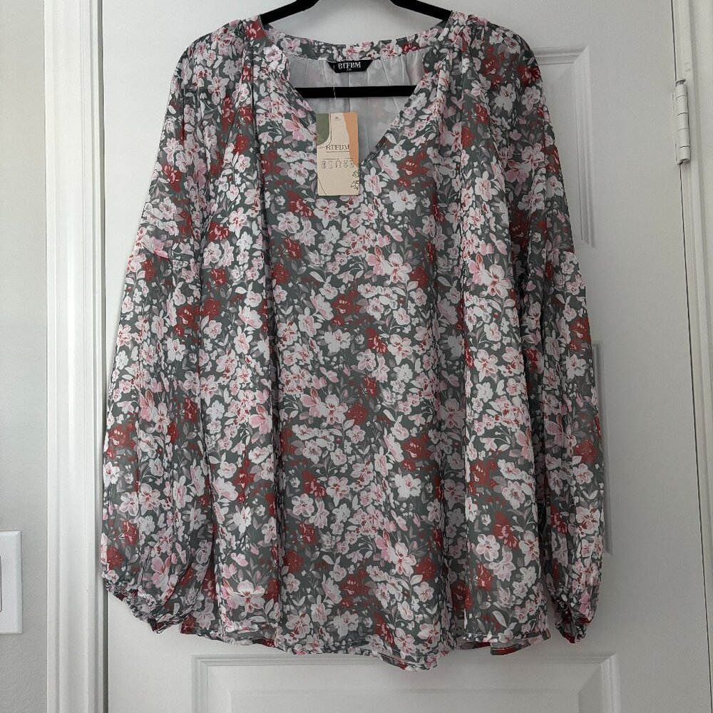 💐 NWT BTFBM V-neck boho floral blouse 💐